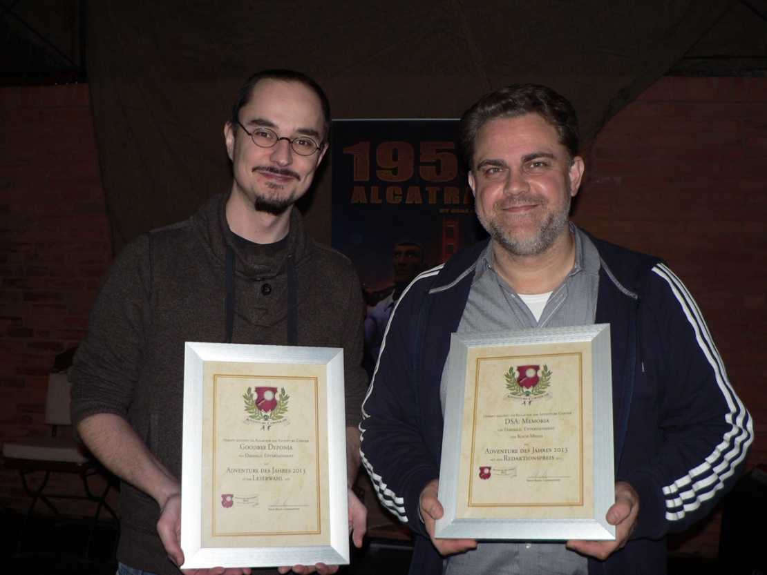 Die Siegerurkunden konnten wir gestern im Rahmen eines Pressetermins bei Daedalic Entertainment persönlich übergeben, Studio-Chef Carsten Fichtelmann (rechts auf dem Foto) und Studio-Manager Steffen Boos freuten sich sehr über die Auszeichnungen und dankten im Namen der Entwicklerteams allen, die für die Spiele gestimmt hatten. Die Siegerurkunden konnten wir gestern im Rahmen eines Pressetermins bei Daedalic Entertainment persönlich übergeben, Studio-Chef Carsten Fichtelmann (rechts auf dem Foto) und Studio-Manager Steffen Boos freuten sich sehr über die Auszeichnungen und dankten im Namen der Entwicklerteams allen, die für die Spiele gestimmt hatten.