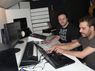 Darc Amir und Jan Müller-Michaelis bei den Tonaufnahmen. Darc Amir und Jan Müller-Michaelis bei den Tonaufnahmen.