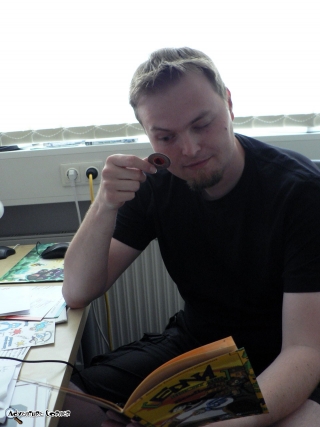 Producer Matthias Mangelsdorf demonstriert den Kopierschutz (das Handbuch wird später noch getauscht...) Producer Matthias Mangelsdorf demonstriert den Kopierschutz (das Handbuch wird später noch getauscht...)